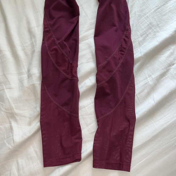 Gymshark xs dark purple leggings with mesh design and pockets on side - Picture 5 of 10